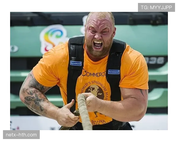麦格雷戈在家练拳打碎三面墙，邻居报警说像拆楼